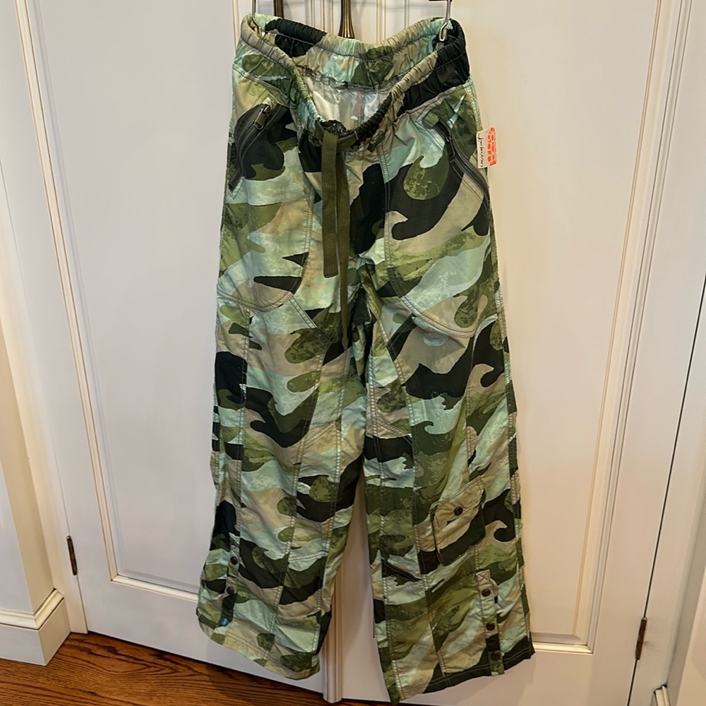 FP Movement Stadium Camo print pants. Snap bottoms, pockets, drawstring. S NWT - Picture 3 of 16